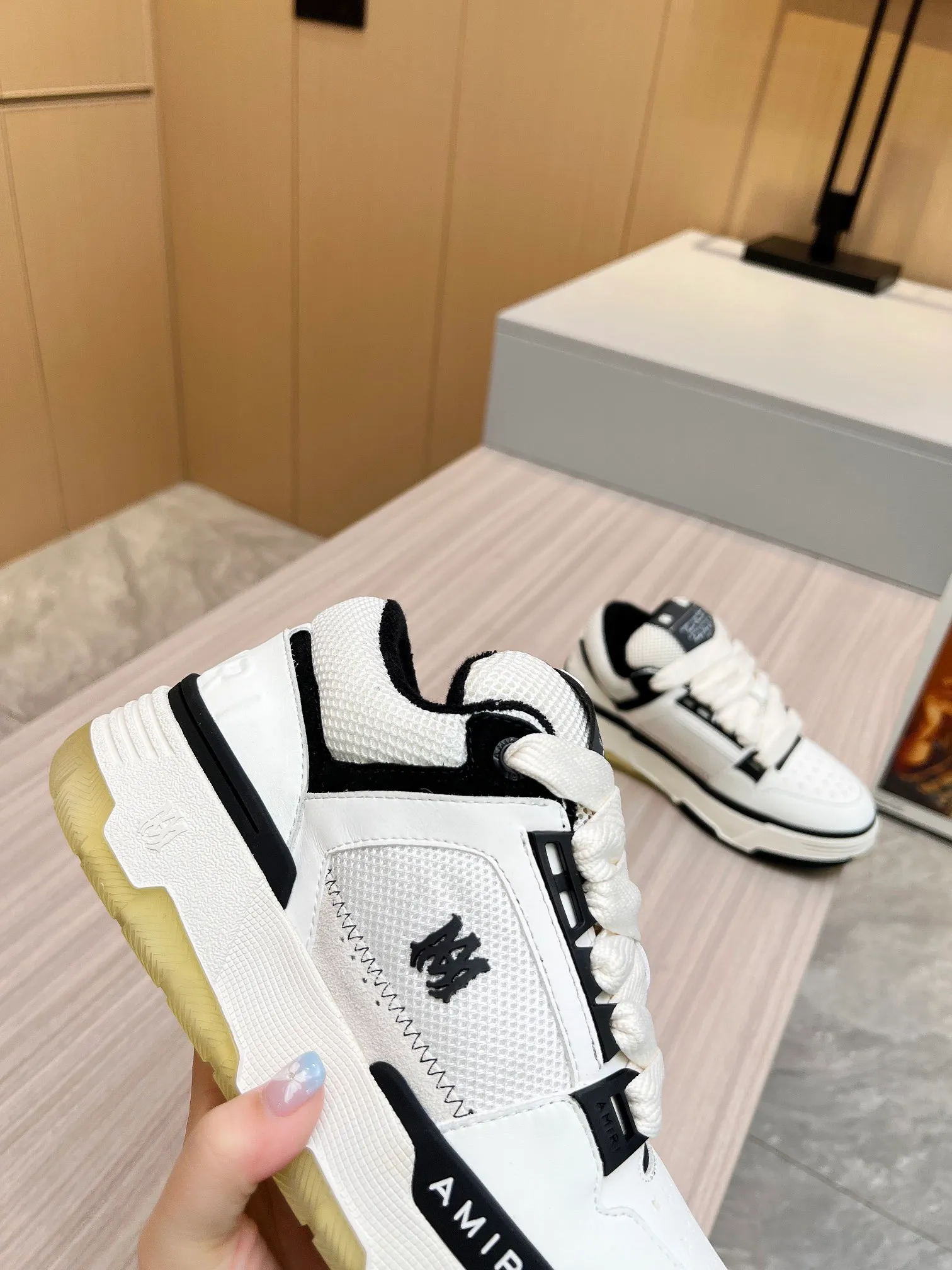 p620💰Men's shoes Amiri Emile's 2023 spring and summer new MA-1 bread shoes, couple models, casual sports shoes, sneakers Amiri gave up the rock punk style in the new season and used a large number of unsaturated colors, Morandi tones, whether you see or wear them, it will make people very happy. The large tongue of the bread shoes continues, shortens the length of the shoe body, thickens the midsole, and the toe part is more rounded. Amiri's brand letters and MA logo appear on the side of the shoe. Fabric: Original customized imported first-layer cowhide + mesh. Lining: Original customized breathable towel lining. Outsole. Foam combination material. Bottom thickness: 4CM. Size: Men's 39-45